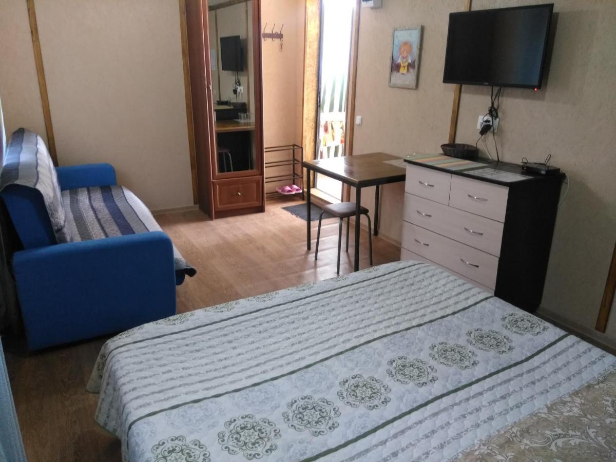 Гостевой Дом Ксения Hotell Sukhumi Exteriör bild
