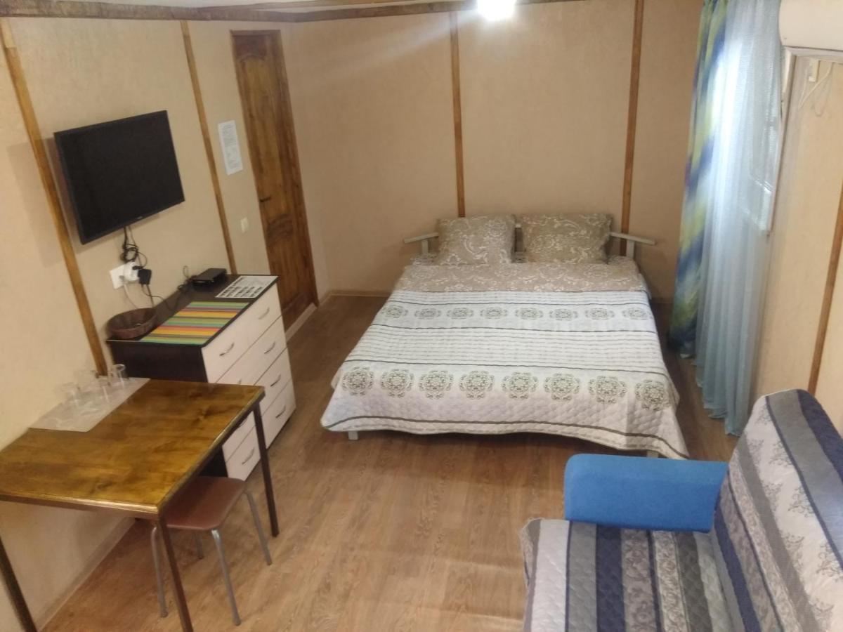 Гостевой Дом Ксения Hotell Sukhumi Exteriör bild
