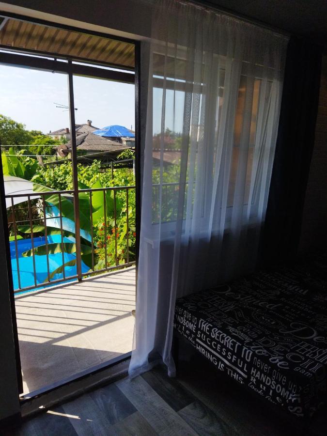Гостевой Дом Ксения Hotell Sukhumi Exteriör bild